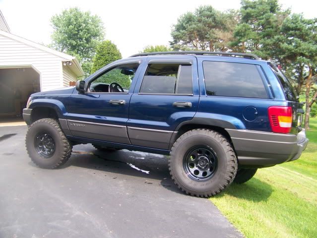 2" Rough Country Leveling Lift Kit on a 2000 Jeep Grand Cherokee WJ 4x4.